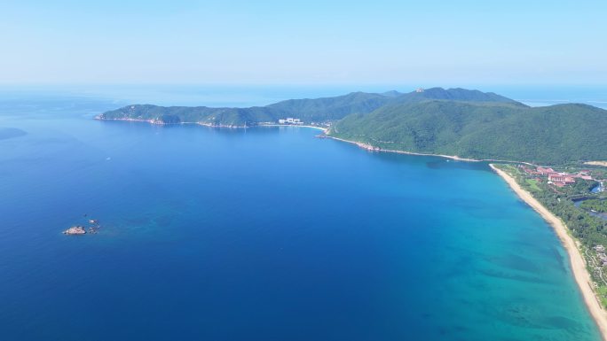 航拍海南三亚亚龙湾蔚蓝色海洋海岸线与游艇