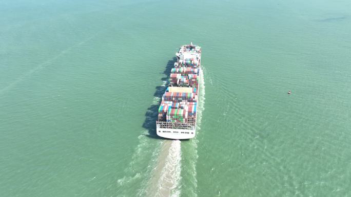 厦门港海上货轮航拍集装箱轮船漳州港海岸线