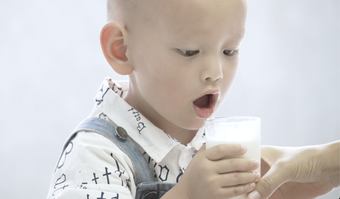 小孩喝牛奶-小朋友喝牛奶健康成长营养均很