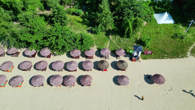 海南三亚亚龙湾玻璃海绿松石色白沙滩海岸线