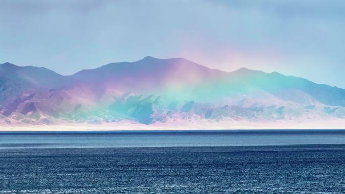 赛里木湖中的彩虹