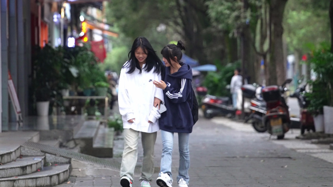 女高中生 街头老人看报 美团外卖