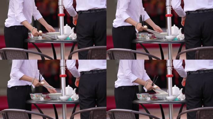 服务员收拾餐桌