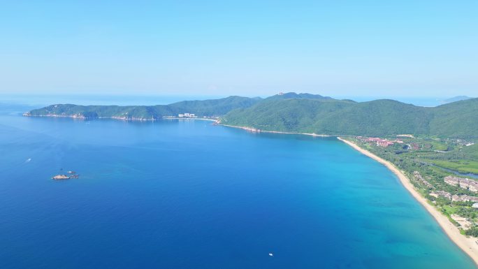 航拍海南三亚亚龙湾蔚蓝色海洋海岸线与游艇