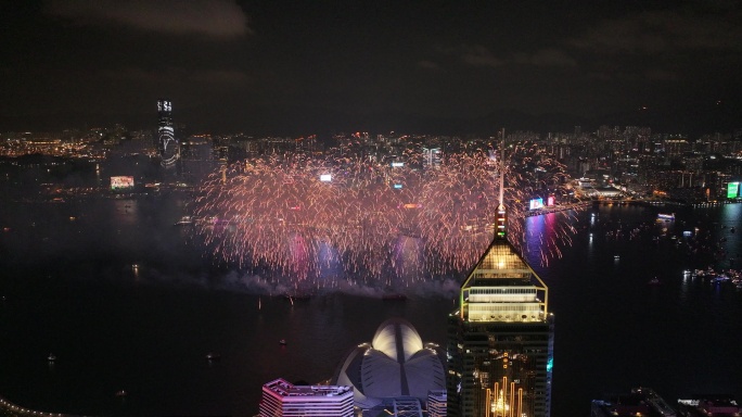 航拍香港烟花中环广场做前景