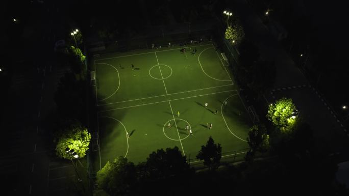 航拍夜晚足球场踢足球比赛