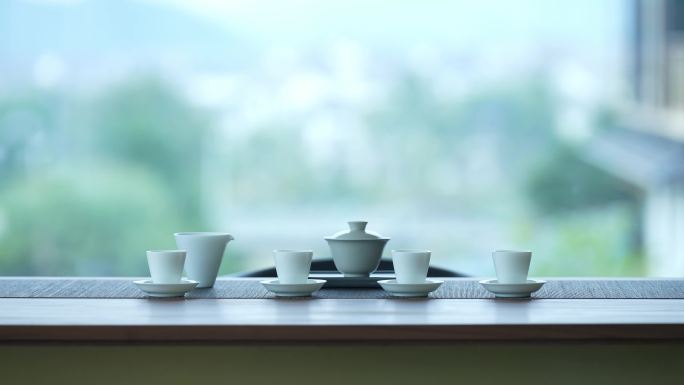 茶桌上的陶瓷茶杯