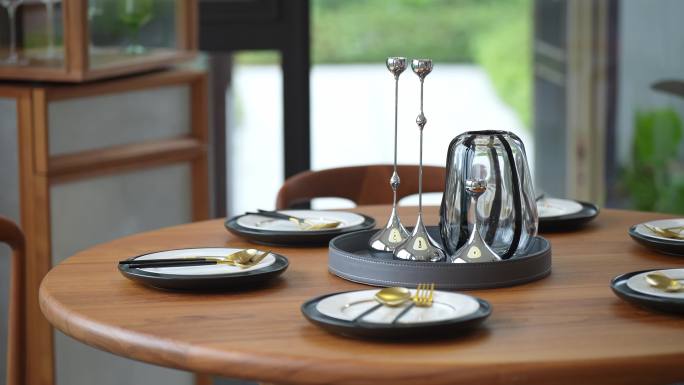 高档住宅室内餐厅圆形实木餐桌和餐具