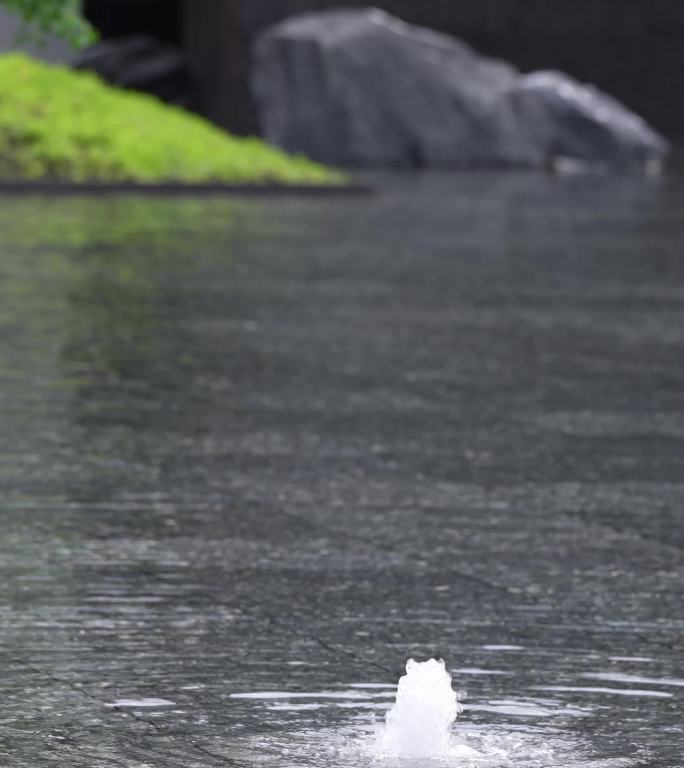 石墙上的水流瀑布景观