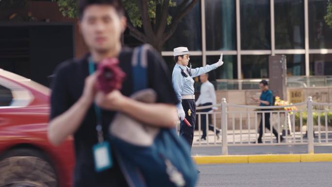 交警指挥交通文明城市红绿灯