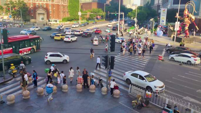 城市人群过马路逛街等车骑车实拍
