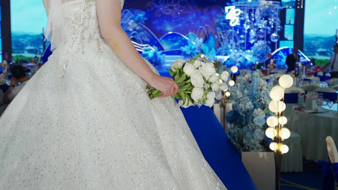 白色婚纱新娘拿着浅色手捧花