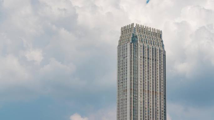 城市里一栋现代建筑物高楼蓝天白云延时摄影