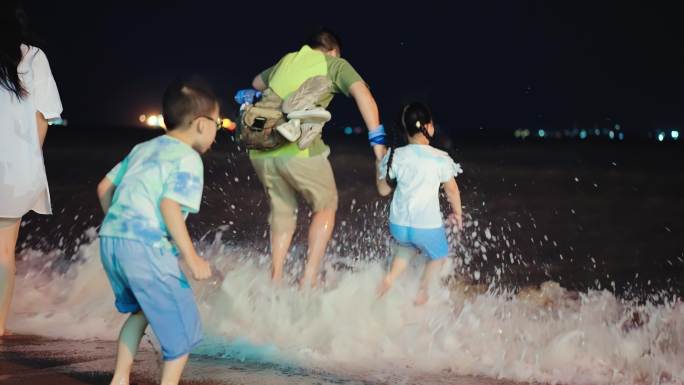 夜晚海边沙滩玩水