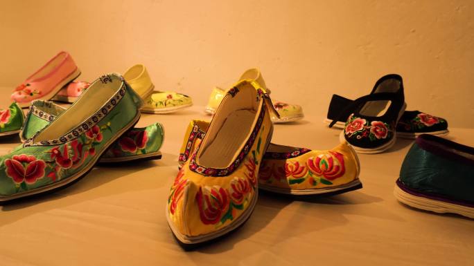 民间传统手工绣花鞋