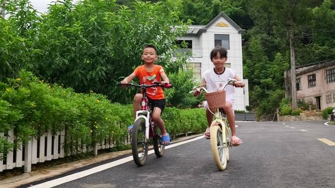 升格小孩骑自行车幸福场景