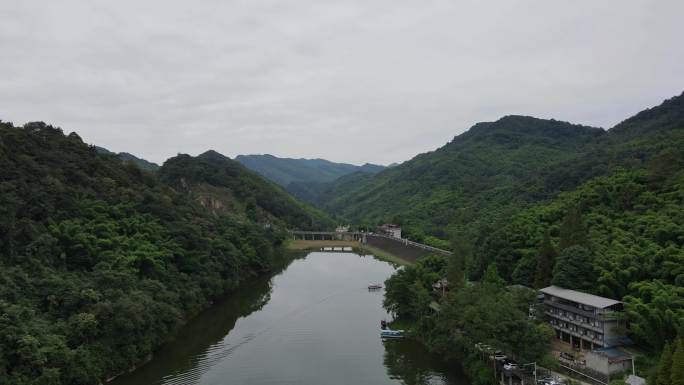 绿水青山湖光山色水库大坝游船航拍