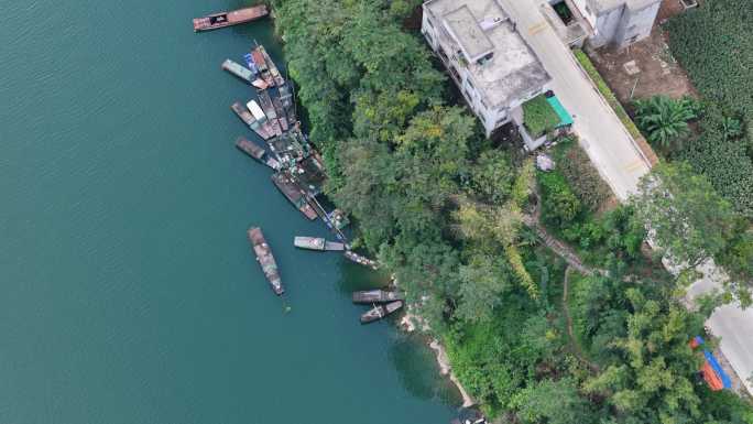 红水河大化段风光河面船只河畔水岸