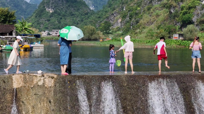 水坝都安响水关夏天玩水旅游宣传片素材