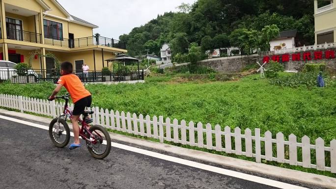 升格小孩骑自行车幸福场景