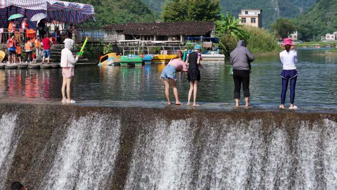 水坝都安响水关夏天玩水旅游宣传片素材