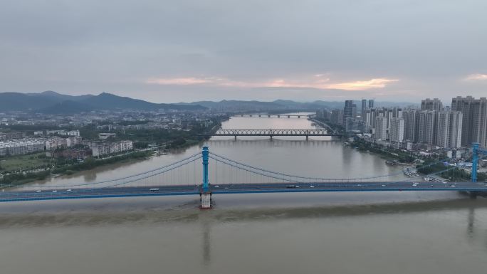 航拍襄阳汉江涨洪水秋汛城市桥梁交通风光