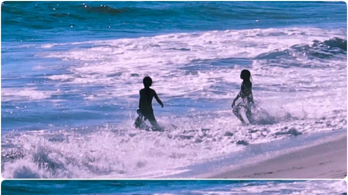 海边海滩海浪欢乐奔跑戏水小姑娘