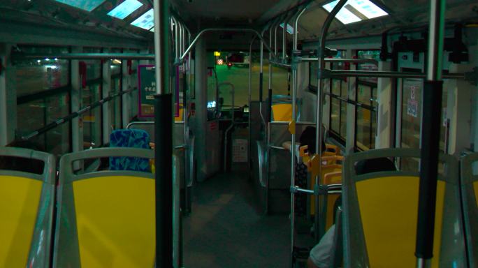 夜晚公交车厢视角过隧道