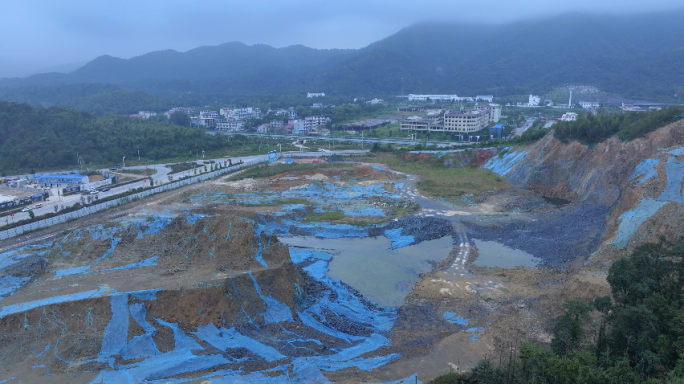 山头开发 挖山开矿 生态破坏 山体滑坡