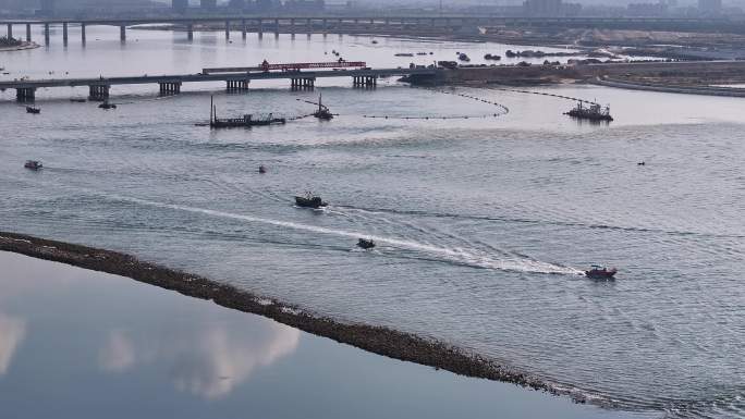 中焦航拍威海双岛湾出海渔船与公路铁路桥