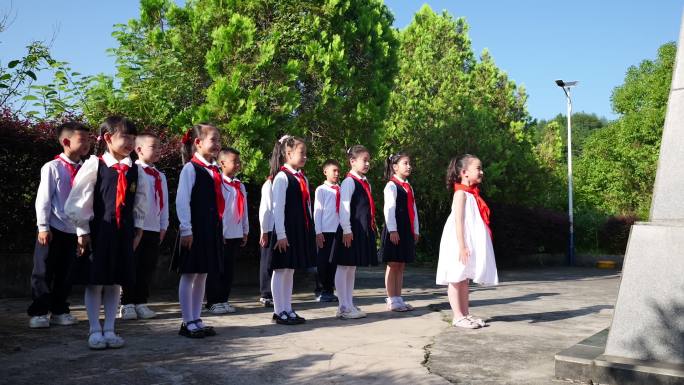 小学生陵园祭奠革命英烈英雄