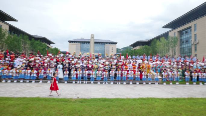 各少数民族学生聚在一起升格慢动作