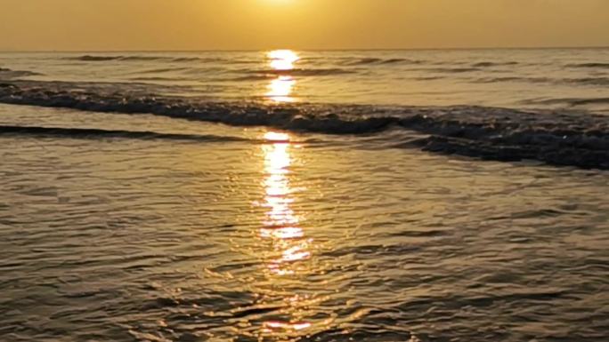 大海水面波光波光粼粼日光海面光影金色大海