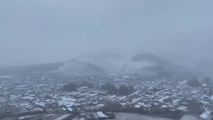 航拍风雪交加的山村