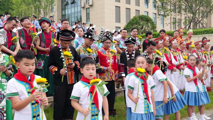 各少数民族学生聚在一起升格慢动作