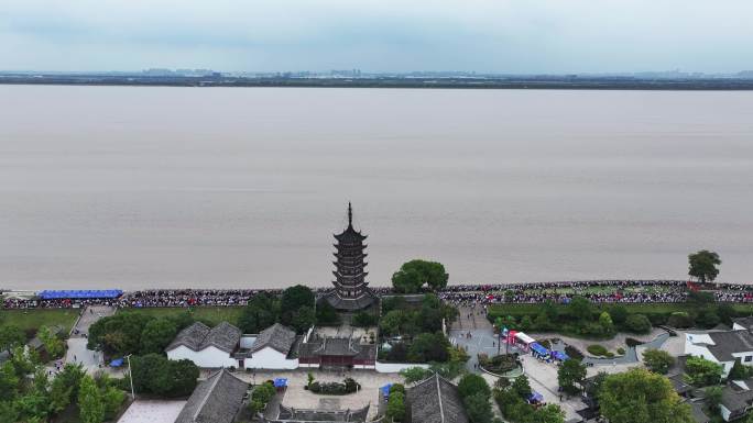 海宁盐官观潮节游客观看钱塘江大潮