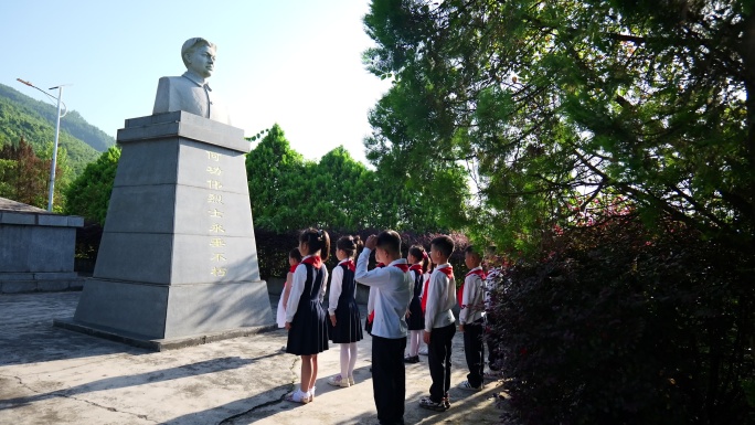 小学生陵园祭奠革命英烈英雄