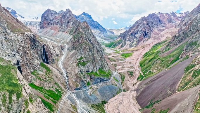 俯瞰汽车行驶在环山盘山公路