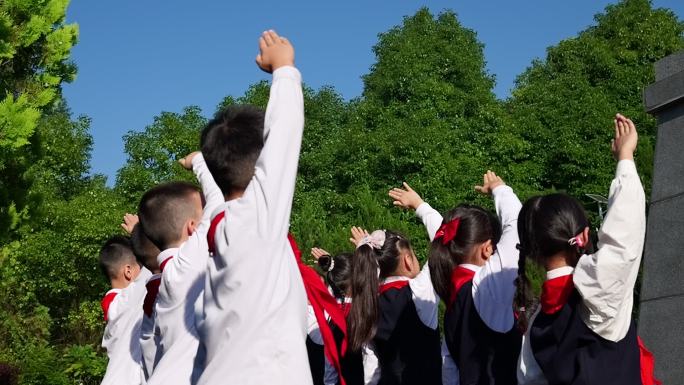 小学生陵园祭奠革命英烈英雄