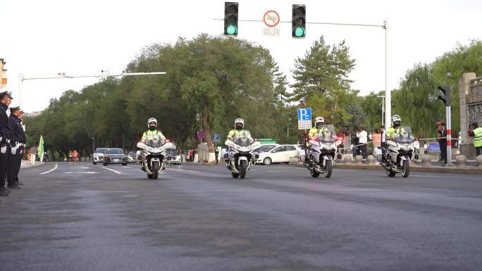 警察摩托车开道
