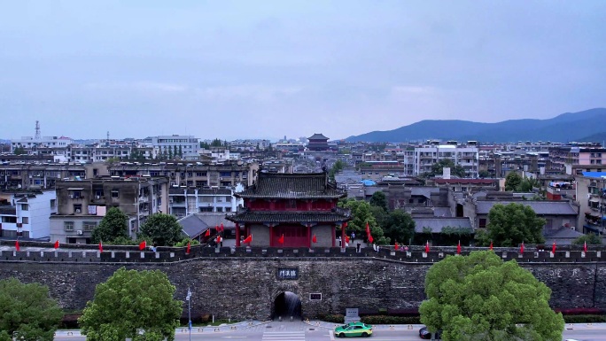 襄阳北街夫人城襄阳古城挂满国旗