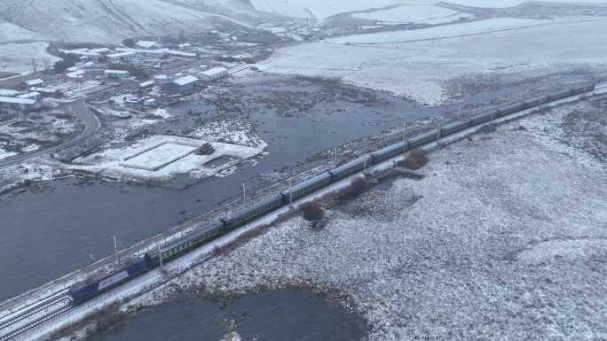 行驶在风雪交加雪原上的旅客列车