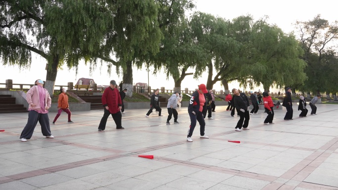 佳木斯松花江广场和锻炼的人群