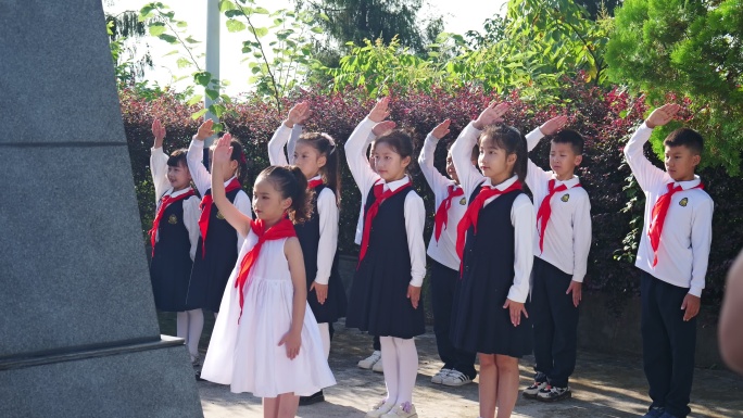 小学生陵园祭奠革命英烈英雄