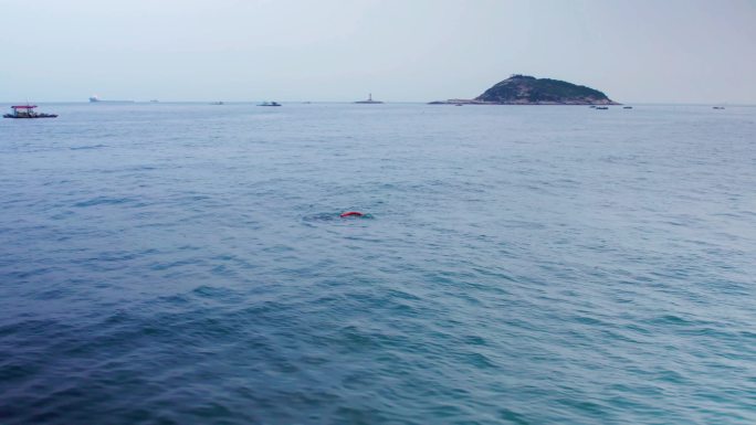 无人机航拍海面上游泳人