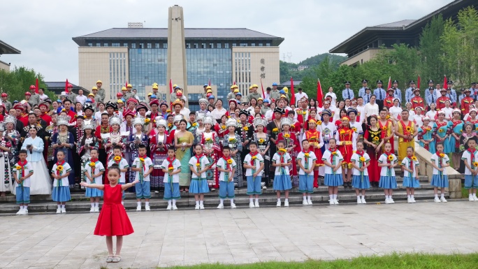 各少数民族学生聚在一起升格慢动作