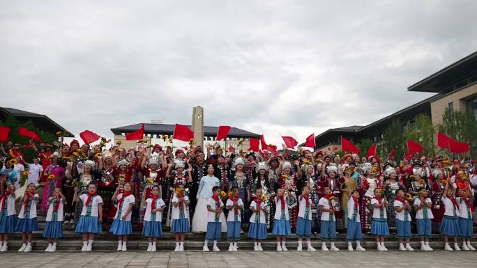 各少数民族学生聚在一起升格慢动作