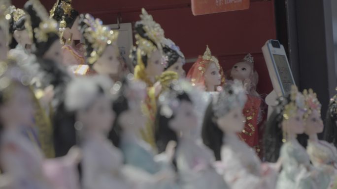 西安大唐不夜城销售人偶的纪念品摊位