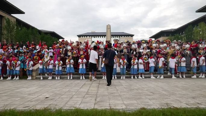 各少数民族学生聚在一起升格慢动作