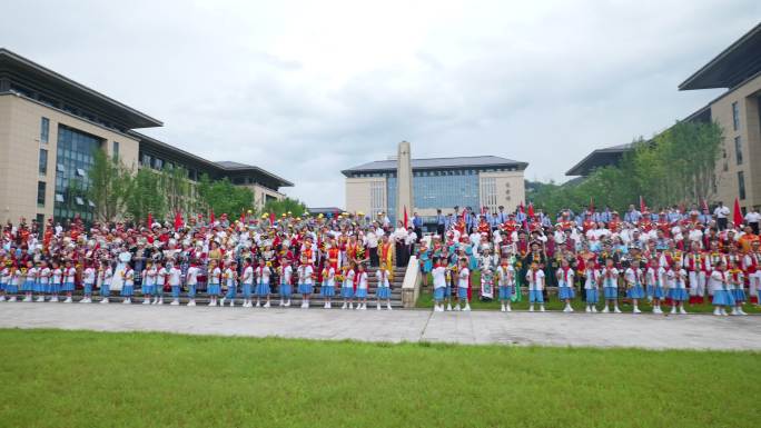 各少数民族学生聚在一起升格慢动作